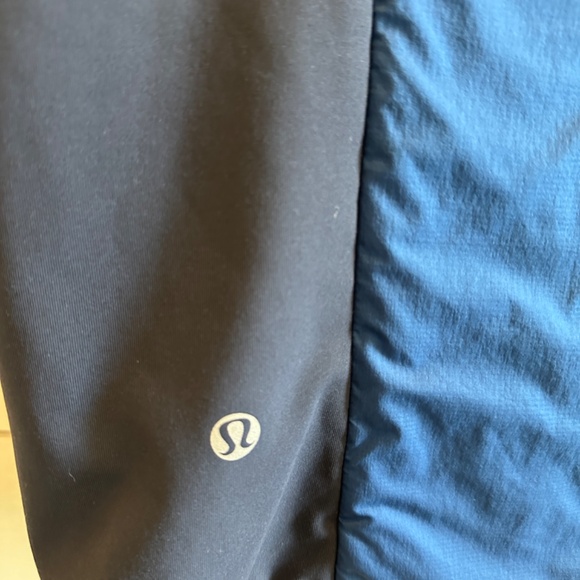 Lululemon Men's Two-Tone Blue Puffer Vest - Picture 4 of 4